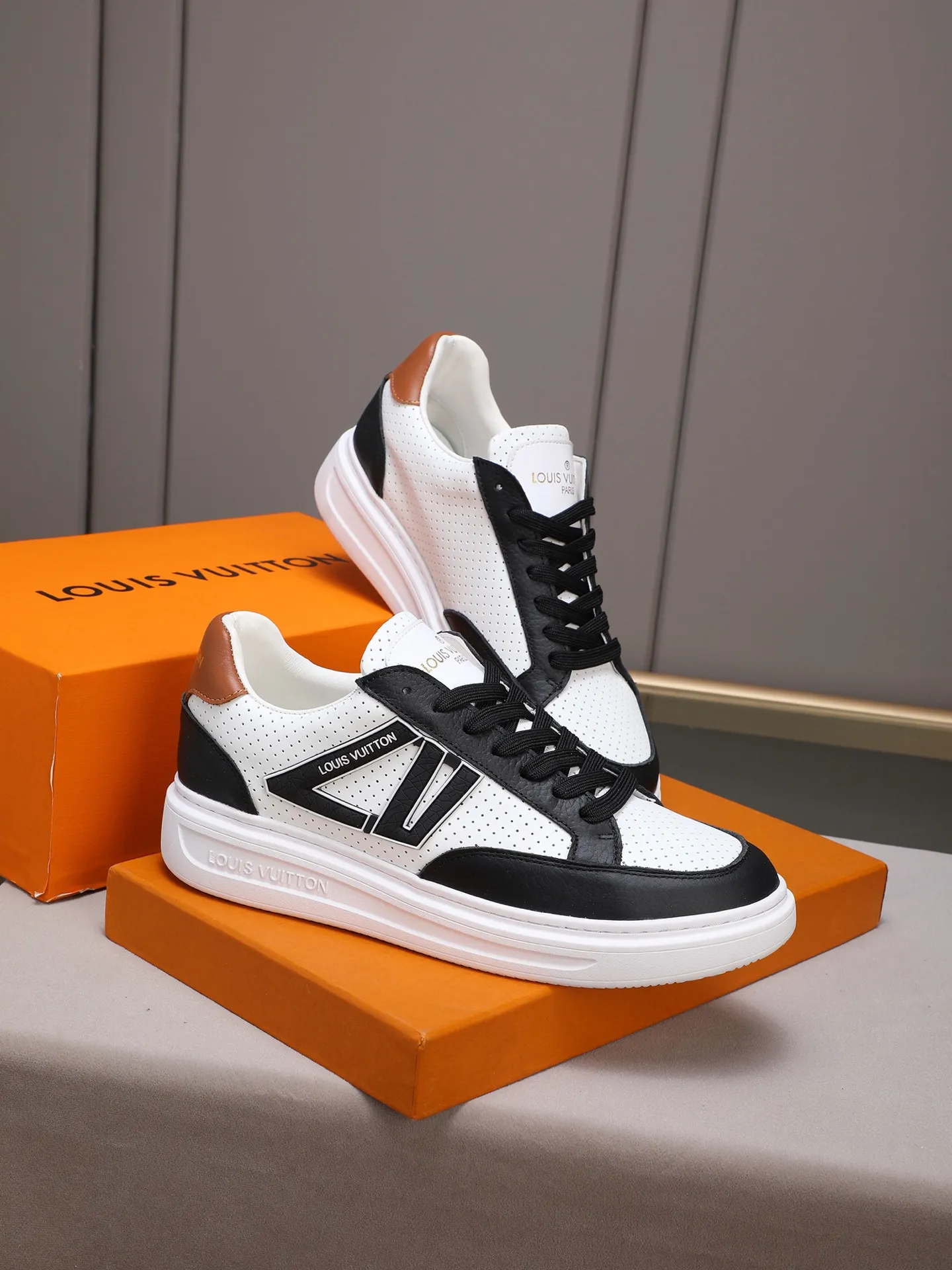 PP420 main model 👍👍👍2025 new LOUIS VUITTON [Luden Yiwei]——LV upper [Lv]🇮🇹Imported first-layer cowhide embossed🇩🇪Inside imported sheepskin lining ➕Non-slip and wear-resistant outsole. Every man's identity is reflected in his elegant and stable upper shoes🚶🏻🚶🏻📯 No matter the wind or rain, the shoe last remains unchanged and can stand the test of time🔍️. ——Code number: 38-44 (45 can be customized)